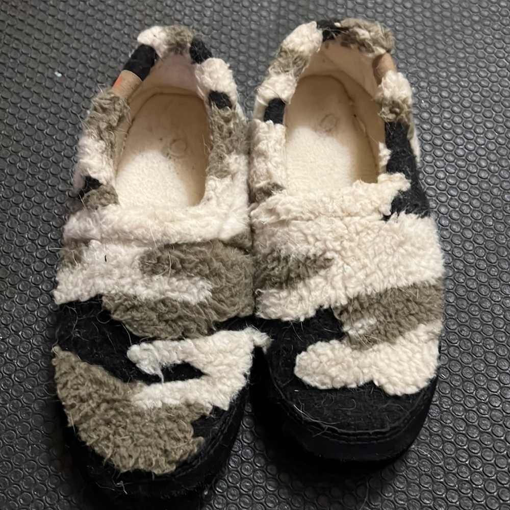Acorn fleece kids slippers